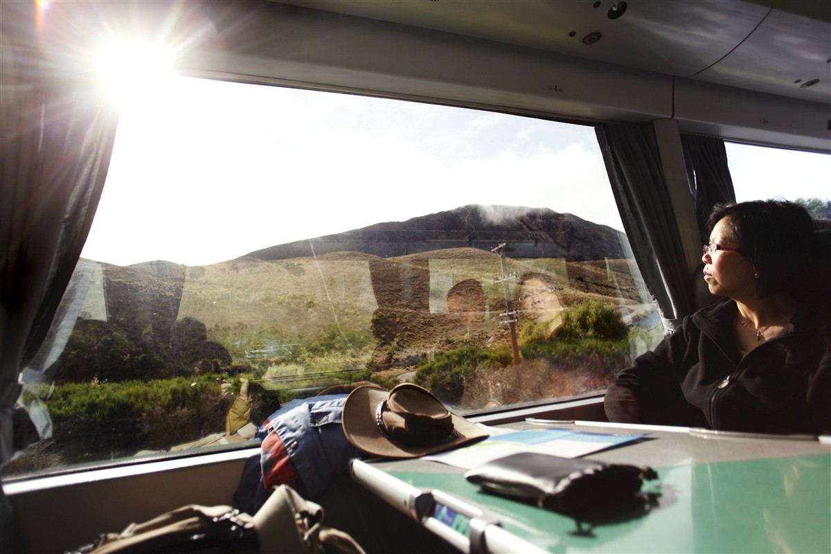 Femme dans un train en Nouvelle-Zélande