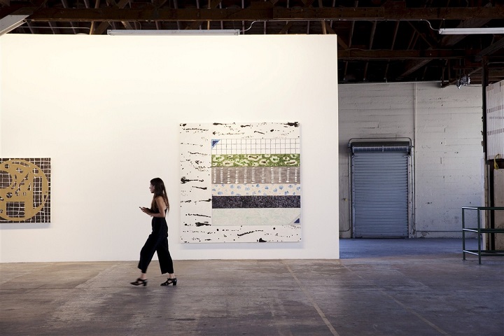Femme dans une galerie d'art de Los Angeles