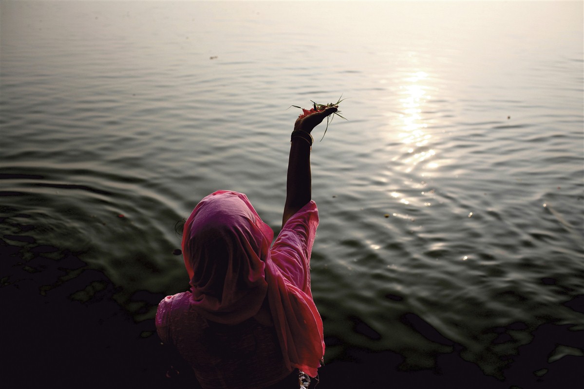 Femme au bord de l'eau en Inde