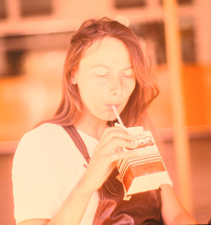 femme en train de boire un soda