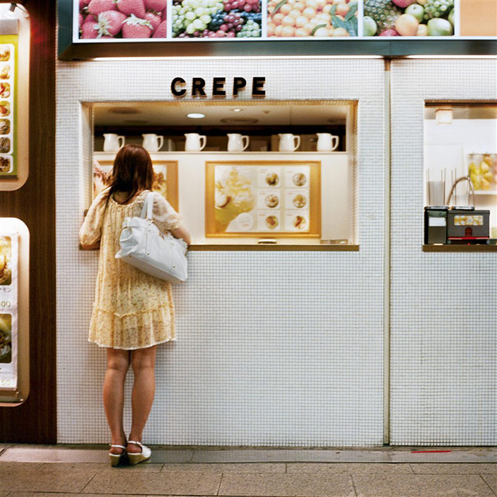 Femme qui attend sa crêpe à Osaka 