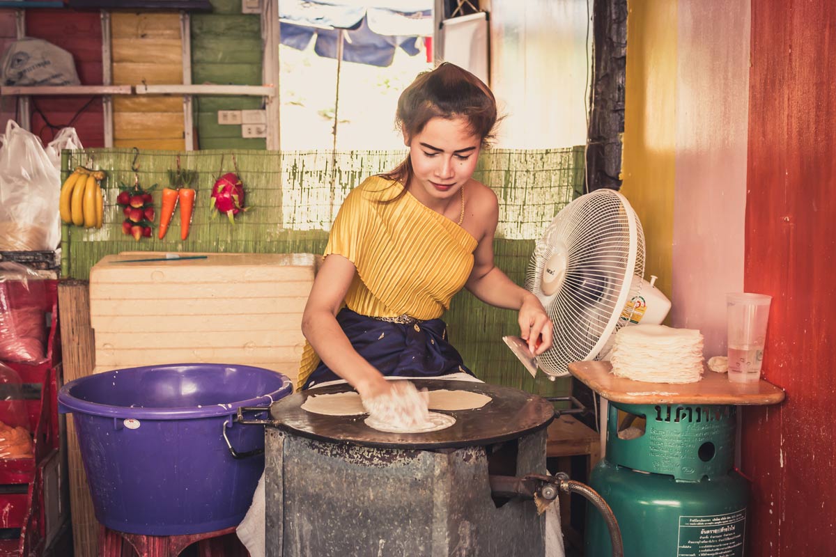 Femme qui fait des crêpes à Bangkok