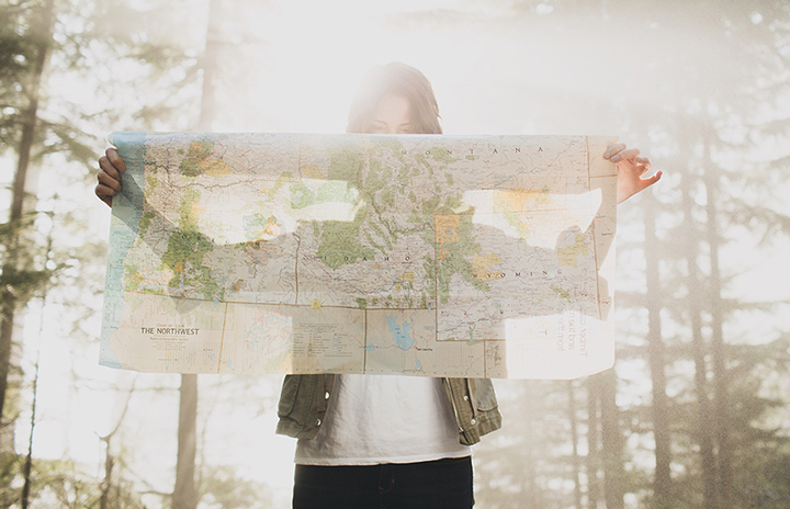 femme qui lit une carte des Etats-Unis