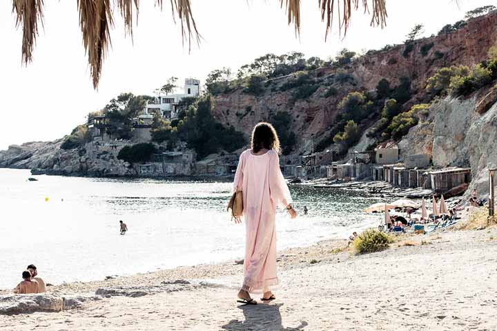 Femme qui marche sur la plage à Ibiza