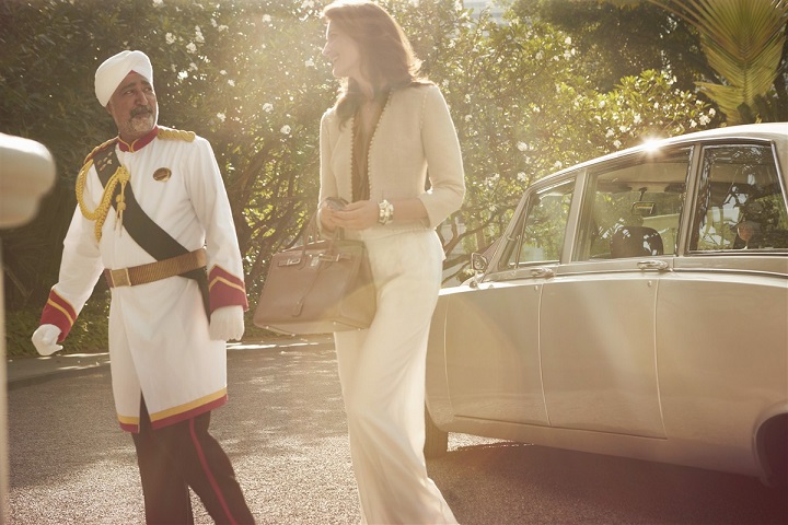 femme qui sort d'une jolie voiture