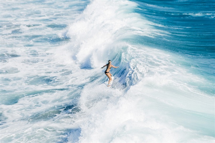 Femme qui fait du surf à Los Angeles
