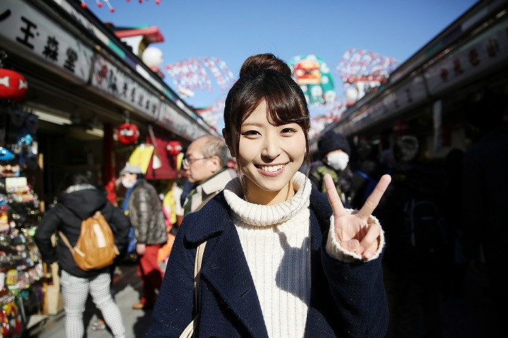 Femme souriante dans une rue du Japon