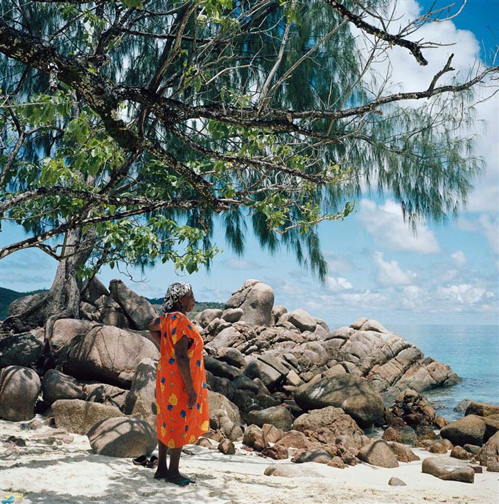 Femme sur l 'île de Praslin
