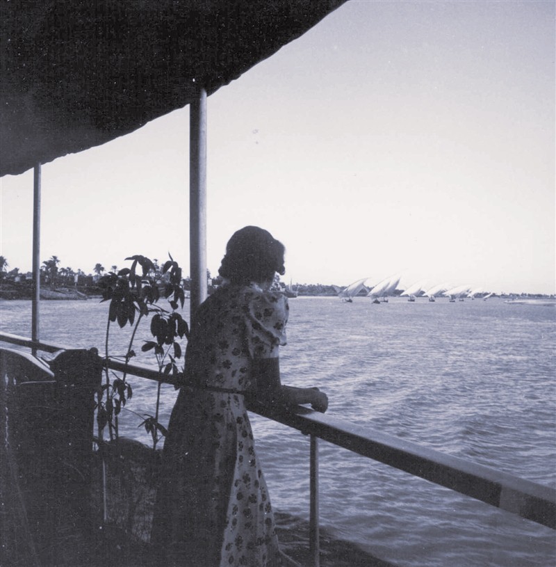 Femme sur le pont d'un vieux bateau