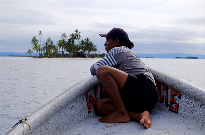 femme sur un bateau sur l'Archipel San Blas