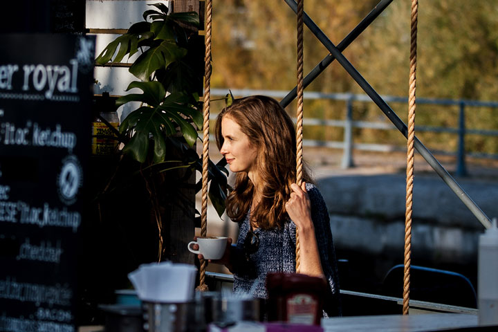 femme sur une balançoire en train de boire un café