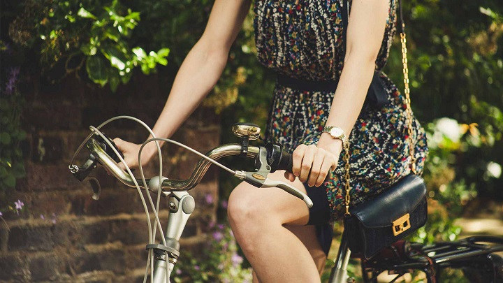 Femme qui fait du vélo dans San Francisco