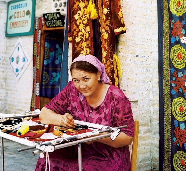 Femme qui travaille à Boukhara en Ouzbekistan