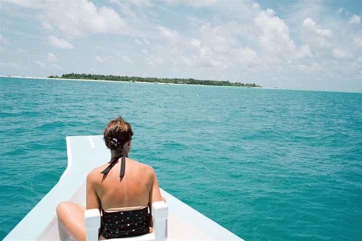 femme à l'avant d'un bateau aux Maldives