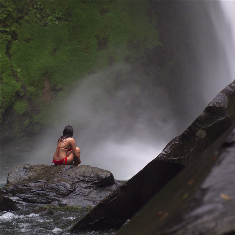 femme sous une cascade au Costa Rica