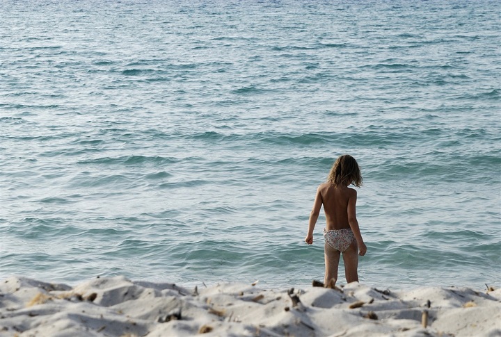 fille sur une plage de Corse