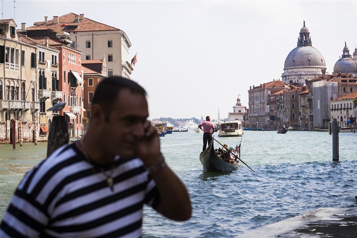 homme au téléphone à Venise