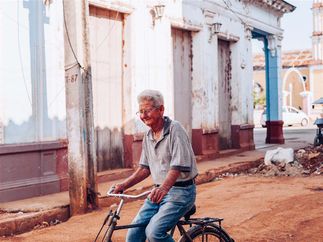 Homme à vélo à Cuba