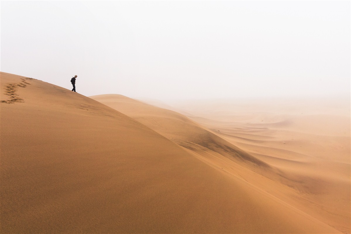homme dans le désert de Namibie