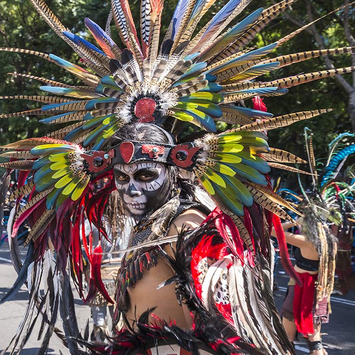 Homme déguisé dans la rue au Mexique