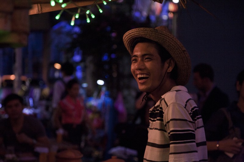 homme heureux dans les rues de Bangkok
