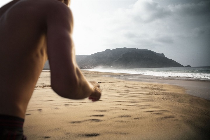 homme sur une plage au Cap Vert
