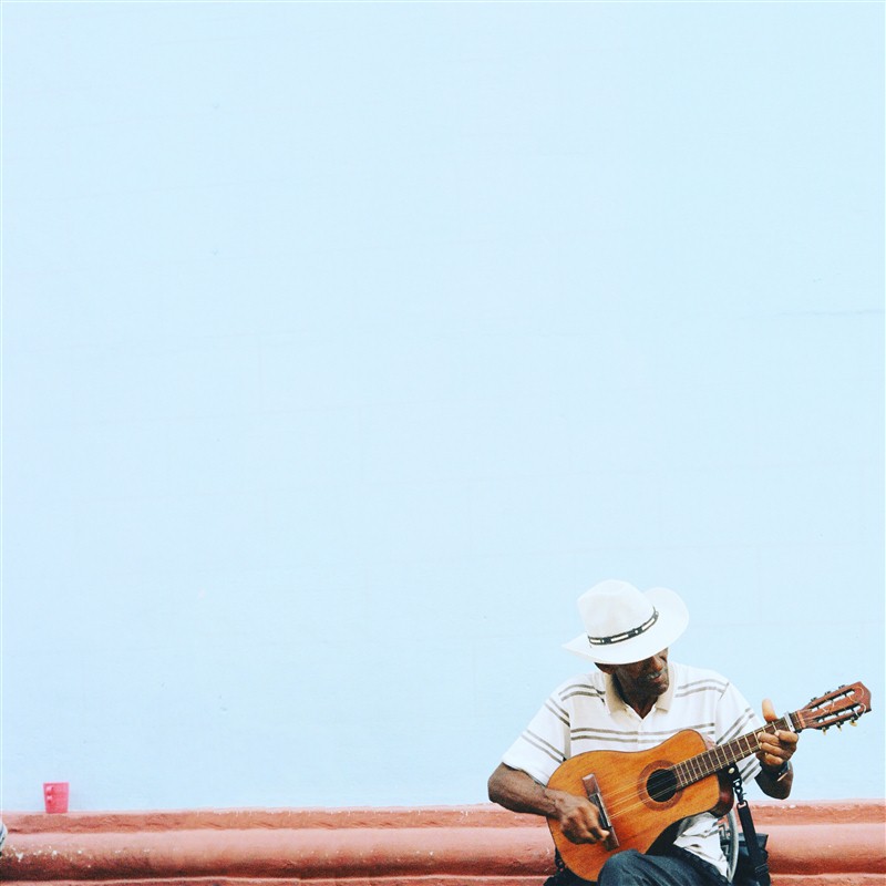 homme qui joue de la musique dans la rue