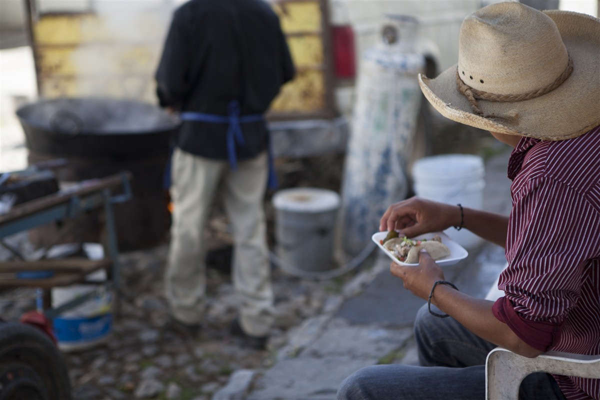 homme qui mange dans la rue à Mineral de Pozos