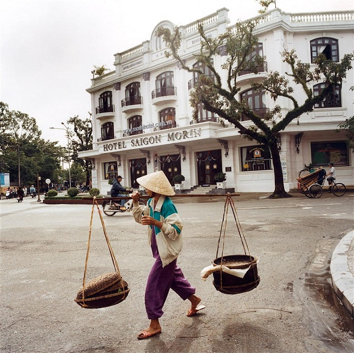 Homme qui porte des marchandises à Hué