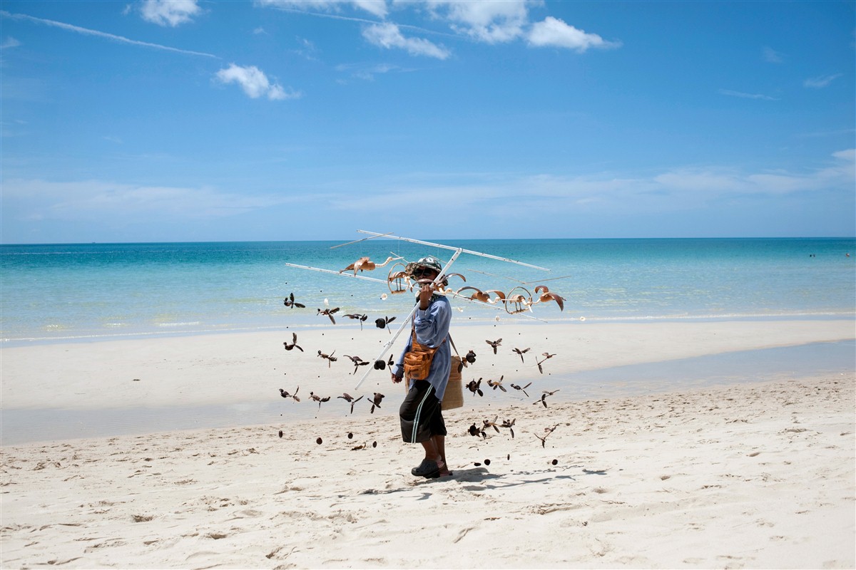 Homme su rune plage en Thaïlande