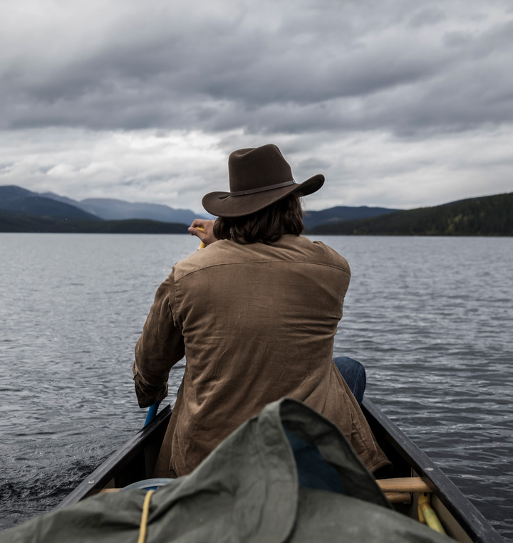 Homme sur un lac au canada