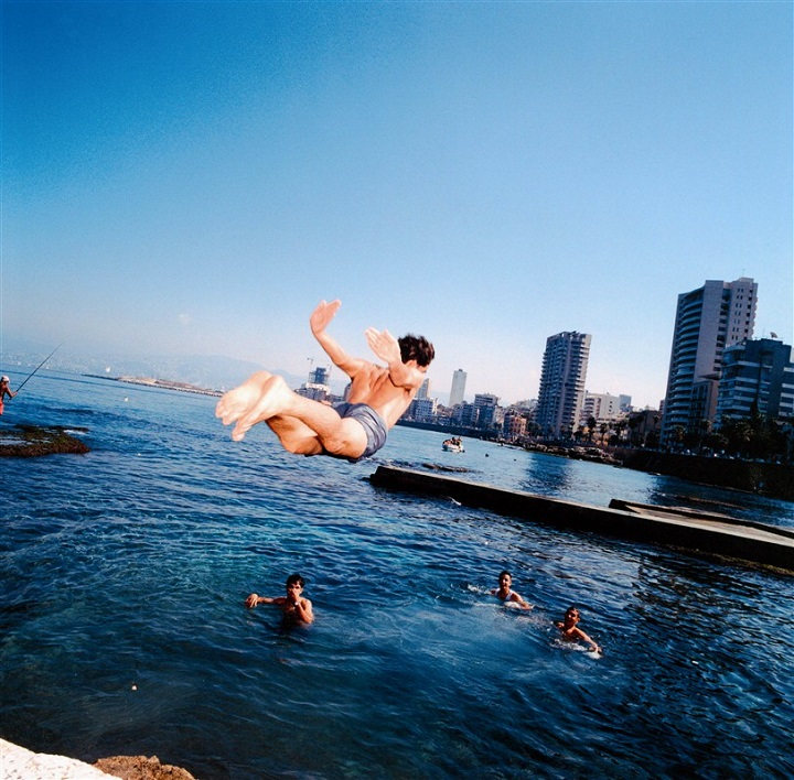 jeune qui plonge dans la mer au Liban