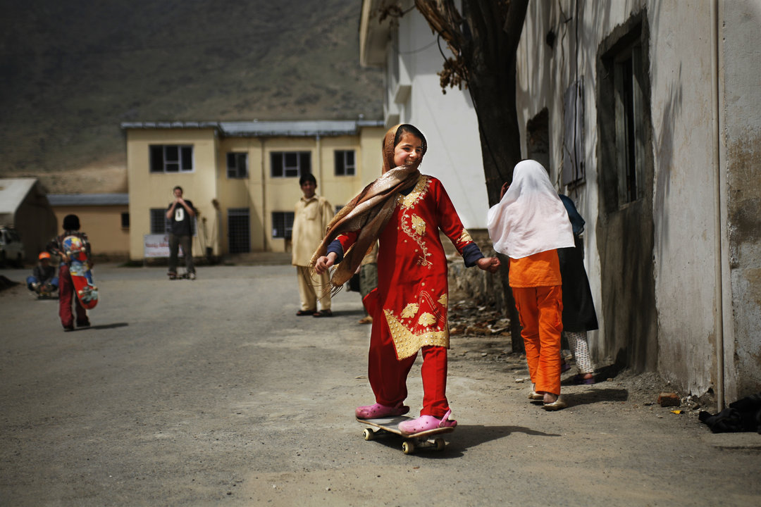 jeune femme qui fait du skate