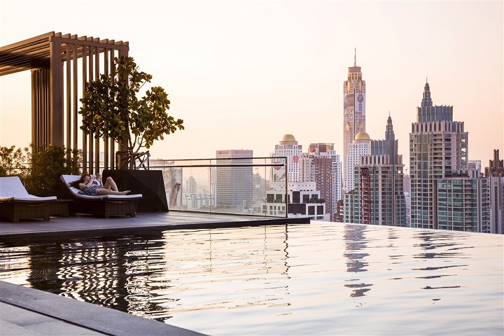 jolie piscine sur le toit d'un immeuble avec vue sur Bangkok 
