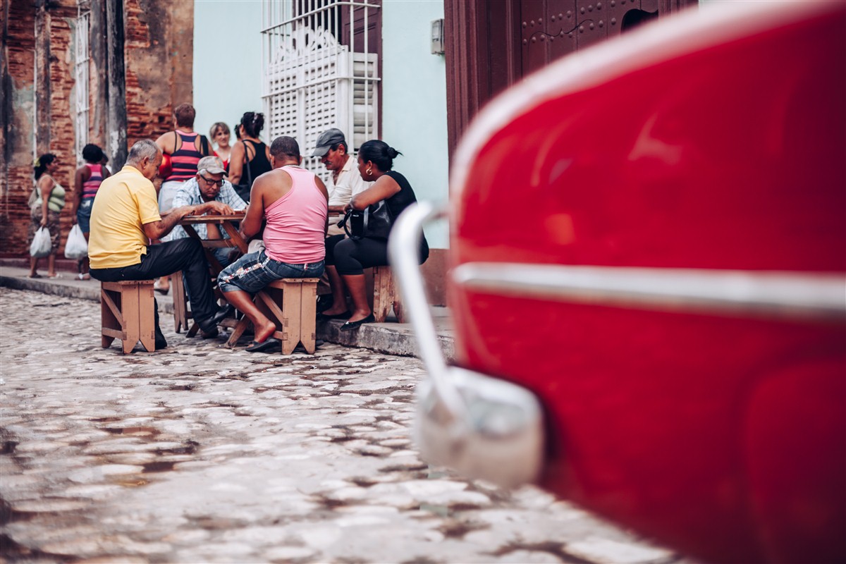 joueurs dans la ville à Cuba