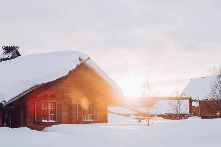 maison avec le soleil en laponie