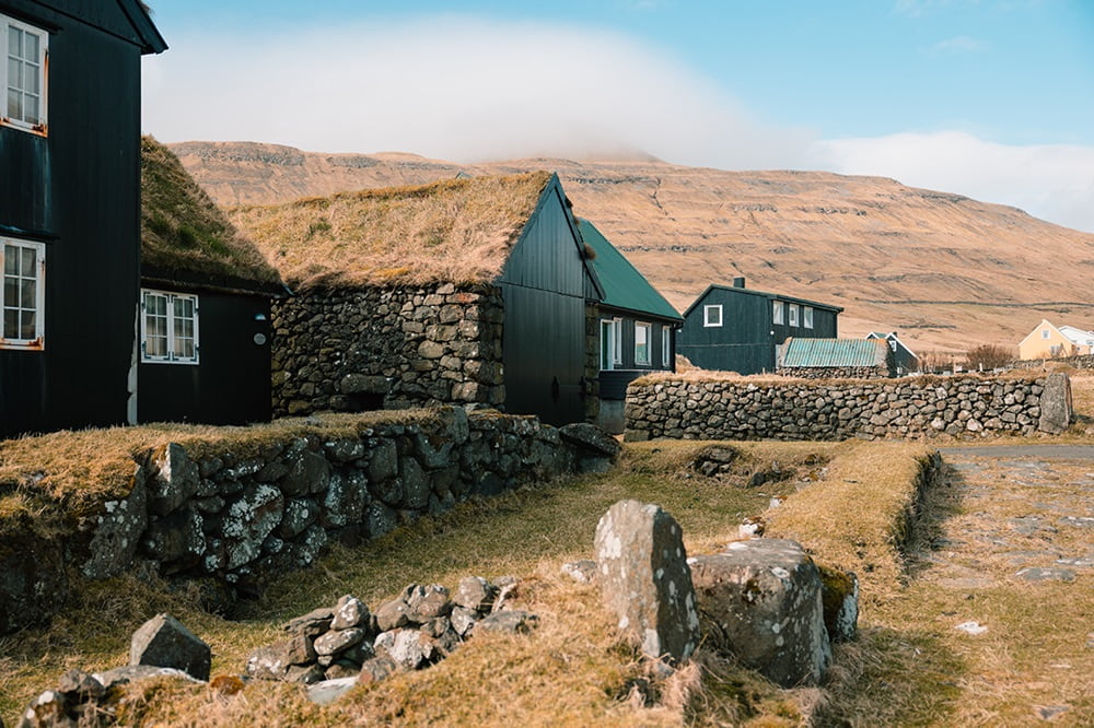 Maisons féroïennes à la campagne