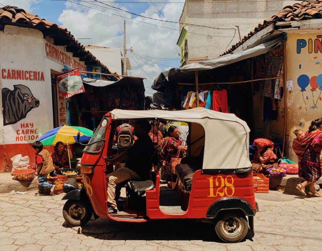 Tuk tuk dans un marché au Guatemala