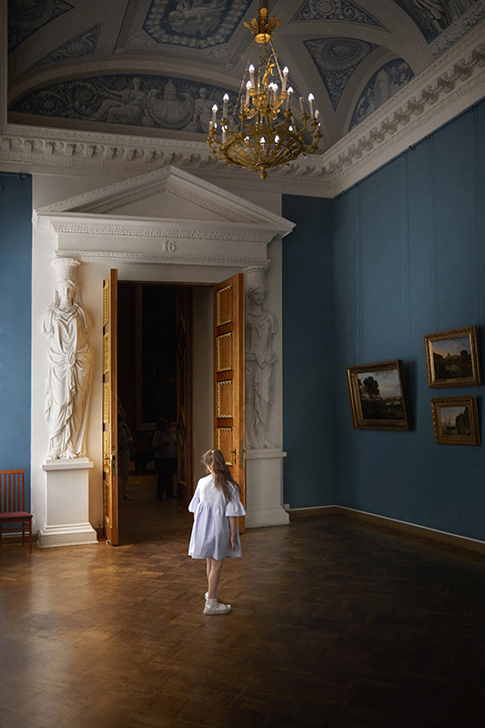 Enfant dans un musée