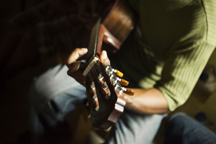 Homme qui joue de la guitare au Cap Vert