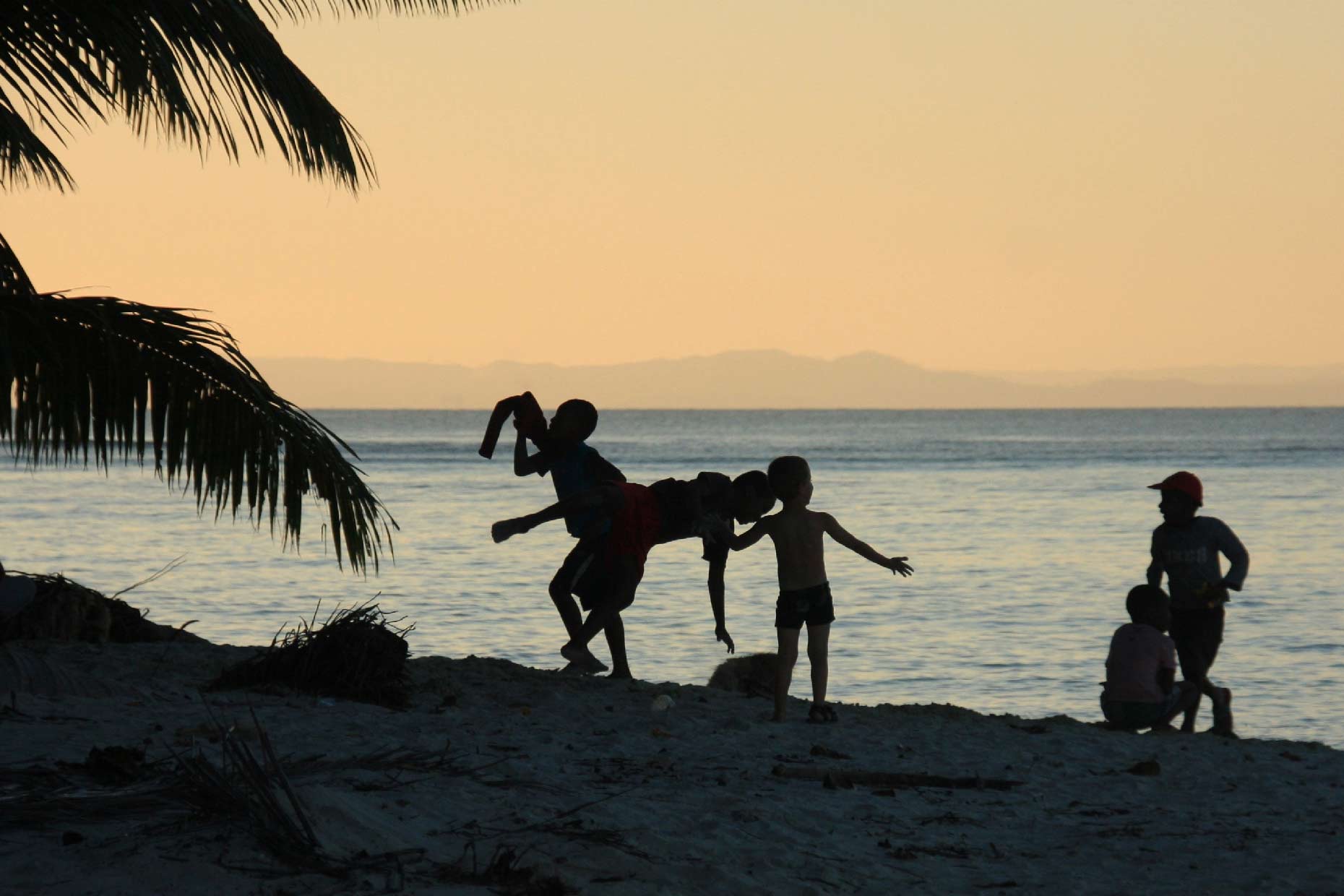 enfants sur la plage de Nosy Sakatia