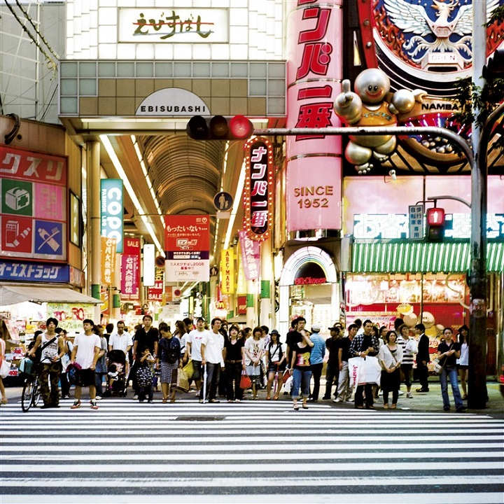 Foule qui attend pour traverser au Japon