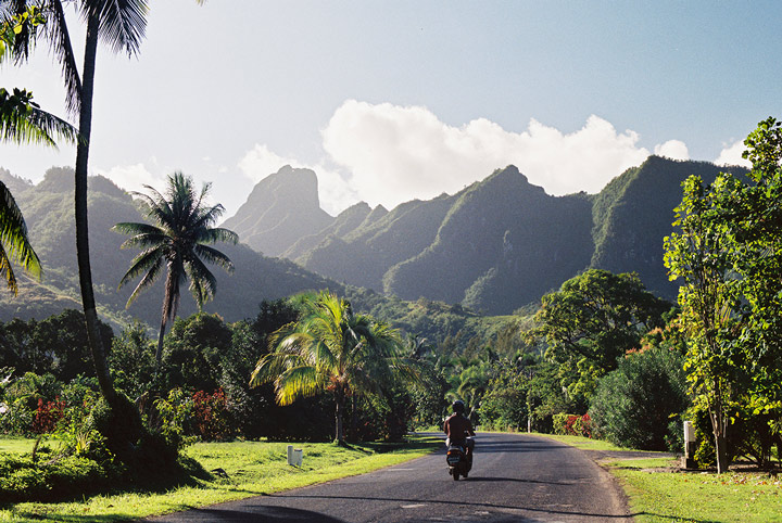 personne sur une moto en Polynésie