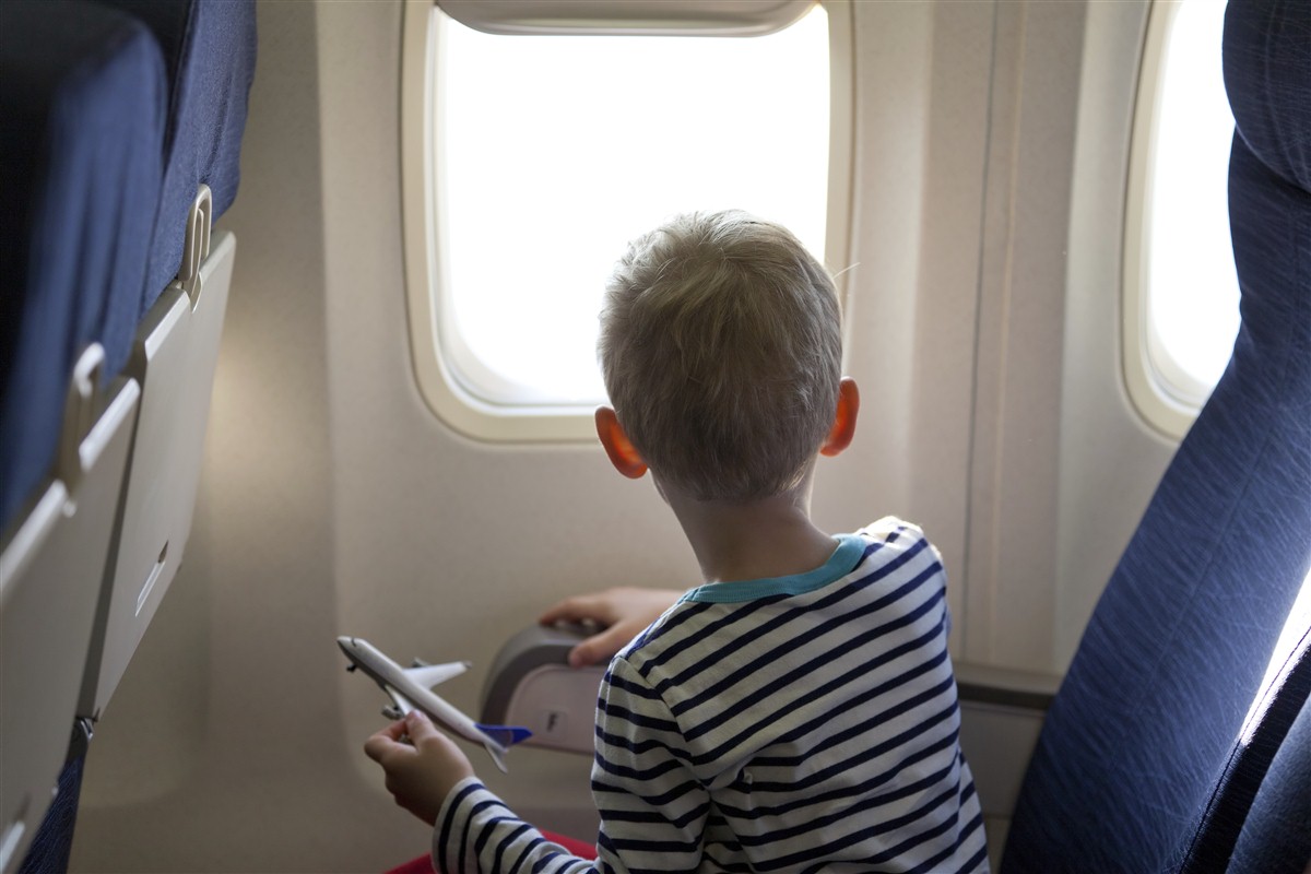petit garçon dans un avion