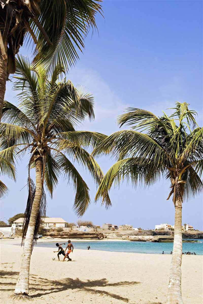 enfants qui jouent sur une plage du Cap Vert