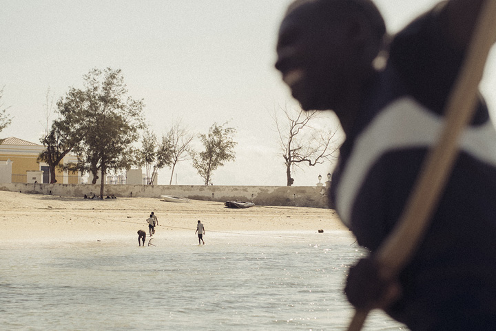 Personnes sur la plage du Mozambique