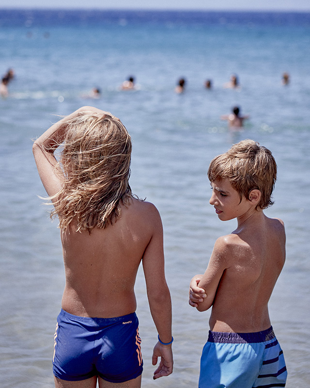 Enfants dans l'eau à Tinos