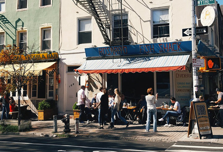 quartier de Brooklyn ensoleillé au mois de mai