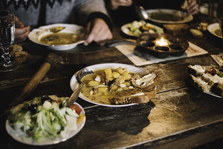 Repas conviviale à table en Islande