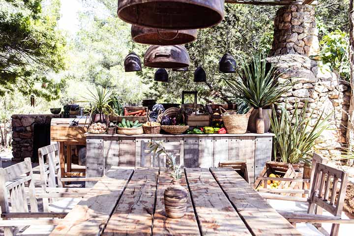 Table dans un jardin d'Ibiza